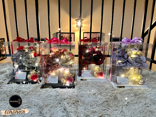 Nea Crafties (Bouquet and GiftBox)